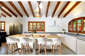 Fridge, microwave, oven, dishwasher - JAUME RAMONA. Stunning newly renovated villa in a formidable setting (Pollensa)
