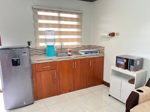 Tủ lạnh nhỏ, lò vi sóng, dụng cụ pha cà phê/trà, nồi cơm 