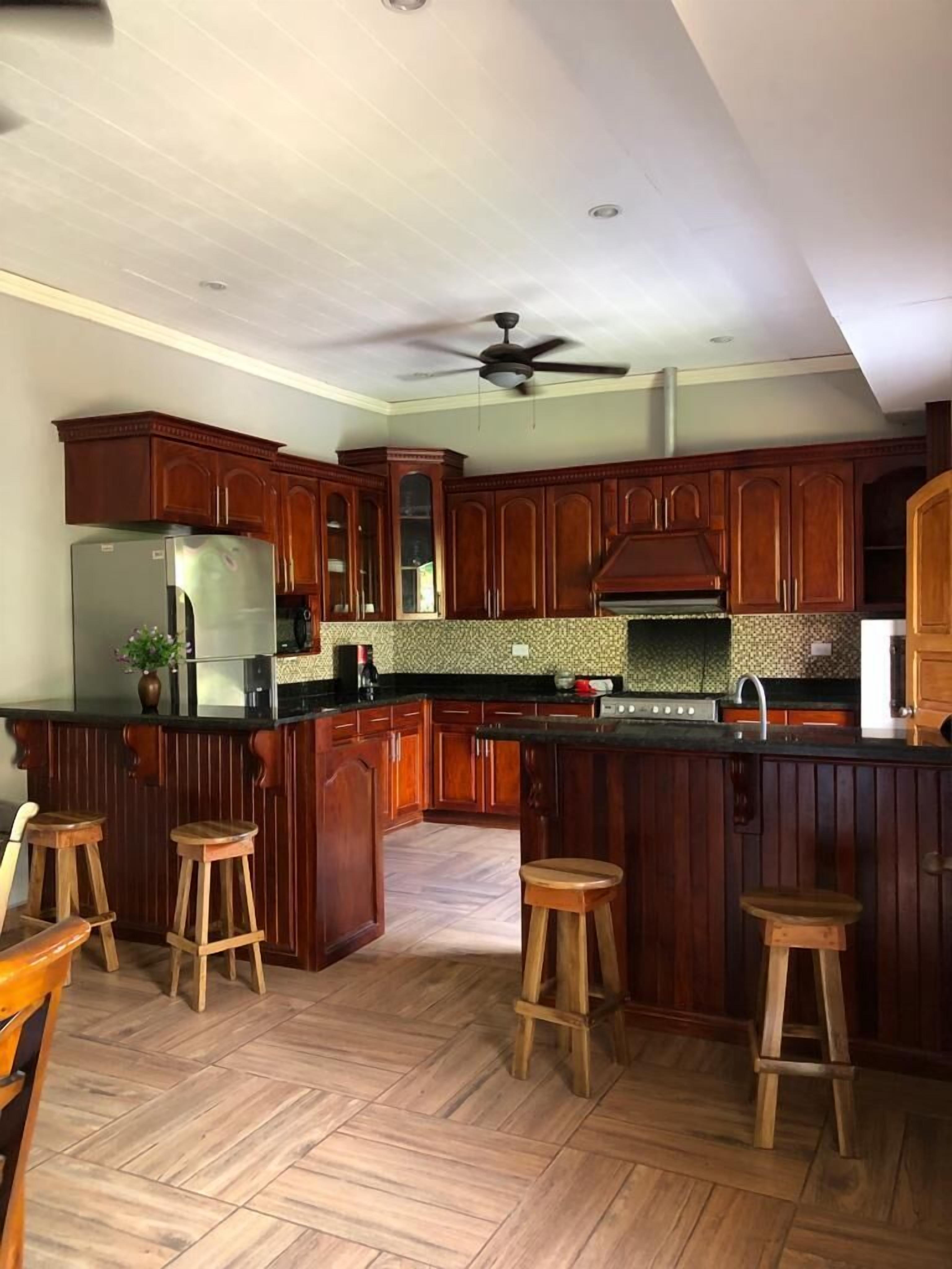 ثلاجة، فرن، موقد طهي مسطح، مستلزمات طهي/أطباق/أوعية