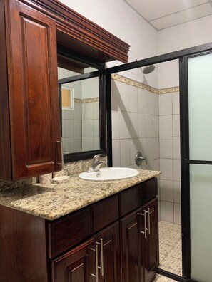 Habitación familiar | Baño | Ducha, bidé, toallas y jabón