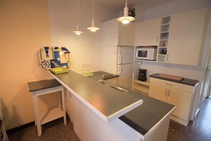 Frigorifero, microonde, forno, piano cottura