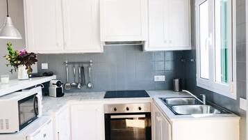 Een koelkast, een magnetron, een oven, een kookplaat