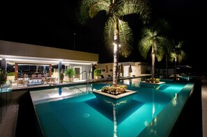 Utomhuspool och uppvärmd pool