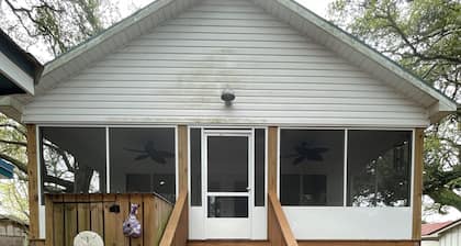 Casa BOJO totalmente remodelada en el pueblo, a minutos de la playa!