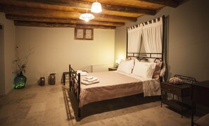 3 makuuhuonetta, työpöytä, äänieristys, silitysrauta/-lauta