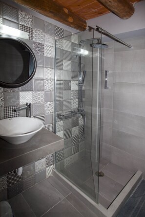 Gratis toiletartikelen, een haardroger, pantoffels, handdoeken