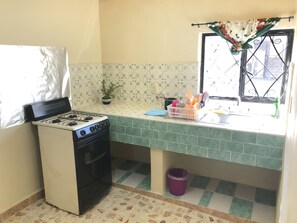 Fridge, cookware/dishes/utensils