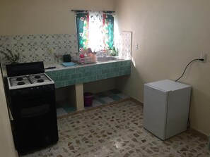 Fridge, cookware/dishes/utensils