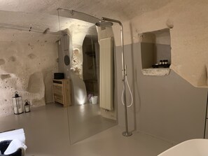 Een douche, een haardroger, een bidet, handdoeken