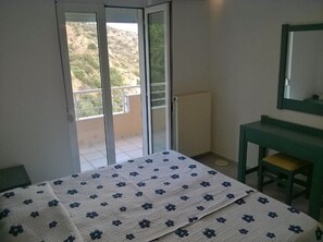 4 makuuhuonetta, tallelokero huoneessa, työpöytä, äänieristys