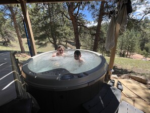 Outdoor spa tub - Pine Ridge - Memories are made here! (Florissant)