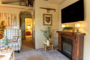 Smart-tv, eldstad, böcker och smarta högtalare