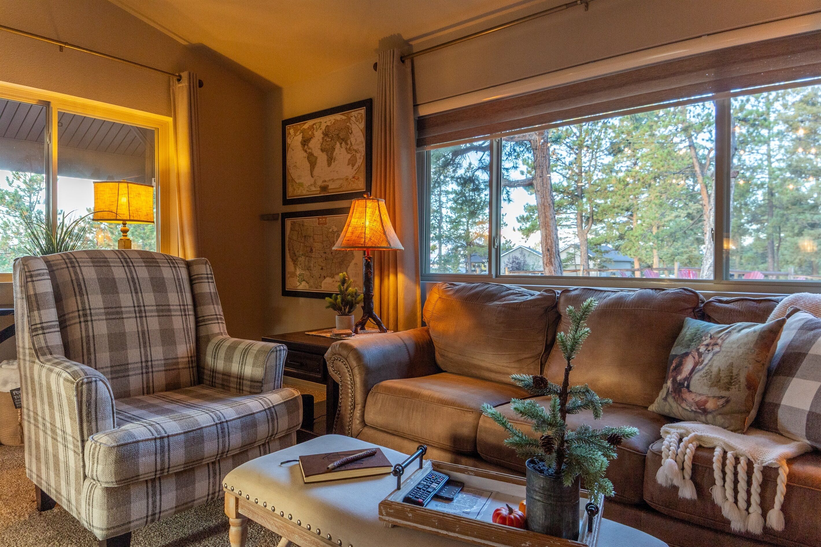 Smart TV, chimenea, libros y bocina smart 