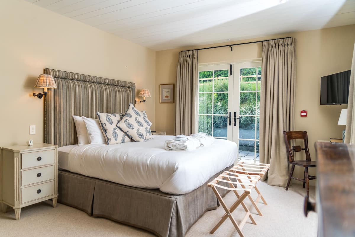 Room (02) | Iron/ironing board (on request), WiFi (free), individually decorated