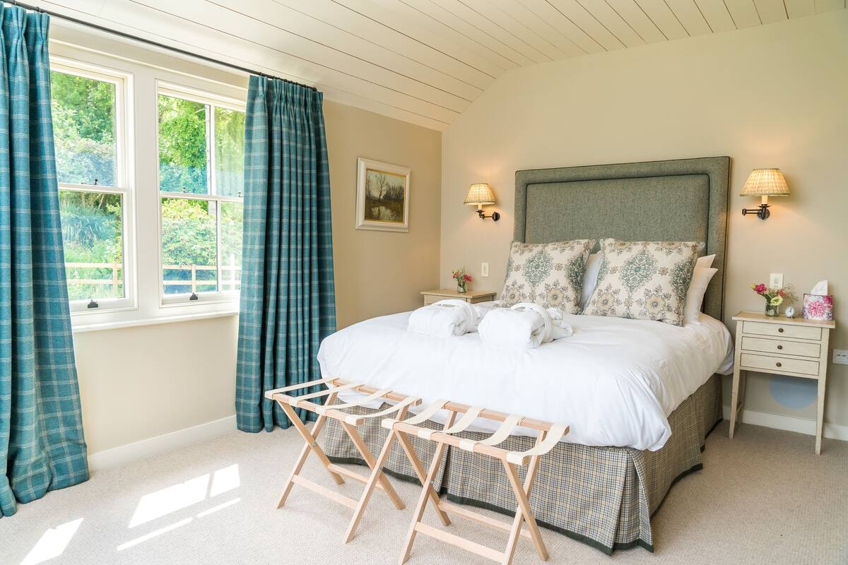 Room (06) | Iron/ironing board (on request), WiFi (free), individually decorated