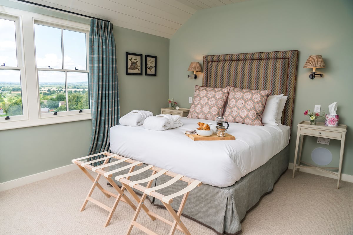 Room (04) | Iron/ironing board (on request), WiFi (free), individually decorated