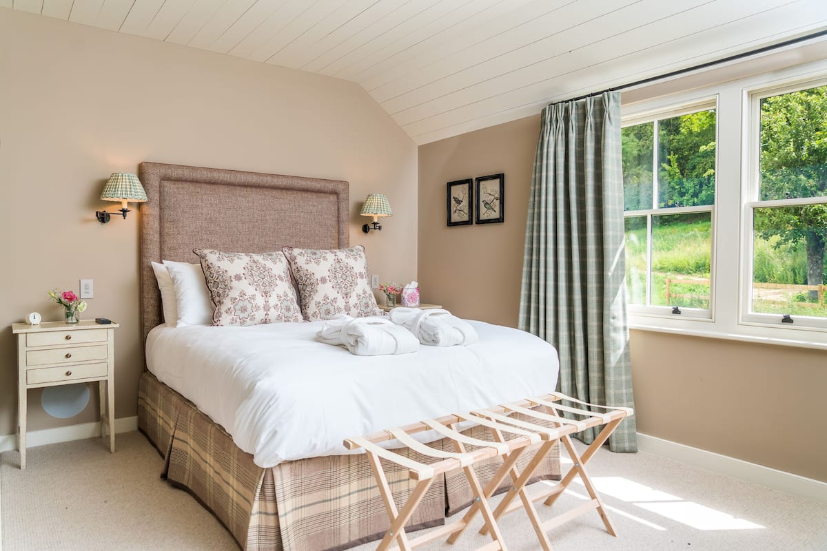 Room (03) | Iron/ironing board (on request), WiFi (free), individually decorated