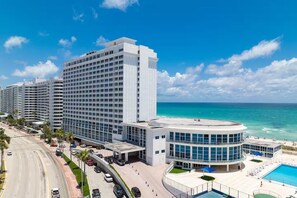 Un hotel moderno con piscina y vista al mar.
