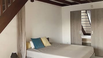 2 bedrooms, iron/ironing board, WiFi, bed sheets