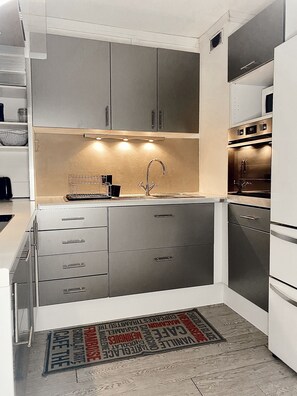 冰箱、微波炉、茶具/咖啡用具、厨具/餐具