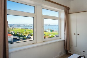 Mini-suite family room with a Sea view | Ropa de cama hipoalergénica y colchones con acolchado adicional