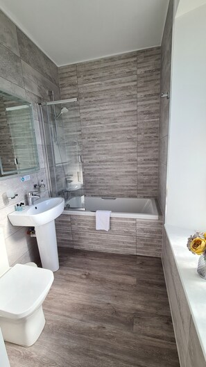 Comfort Double room with a bath | Hypo-allergenic bedding, pillowtop beds, desk, iron/ironing board - Torland Seafront Hotel (Paignton)