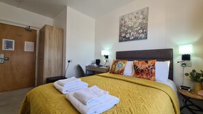 Comfort Double room with a Sea view | Ropa de cama hipoalergénica y colchones con acolchado adicional