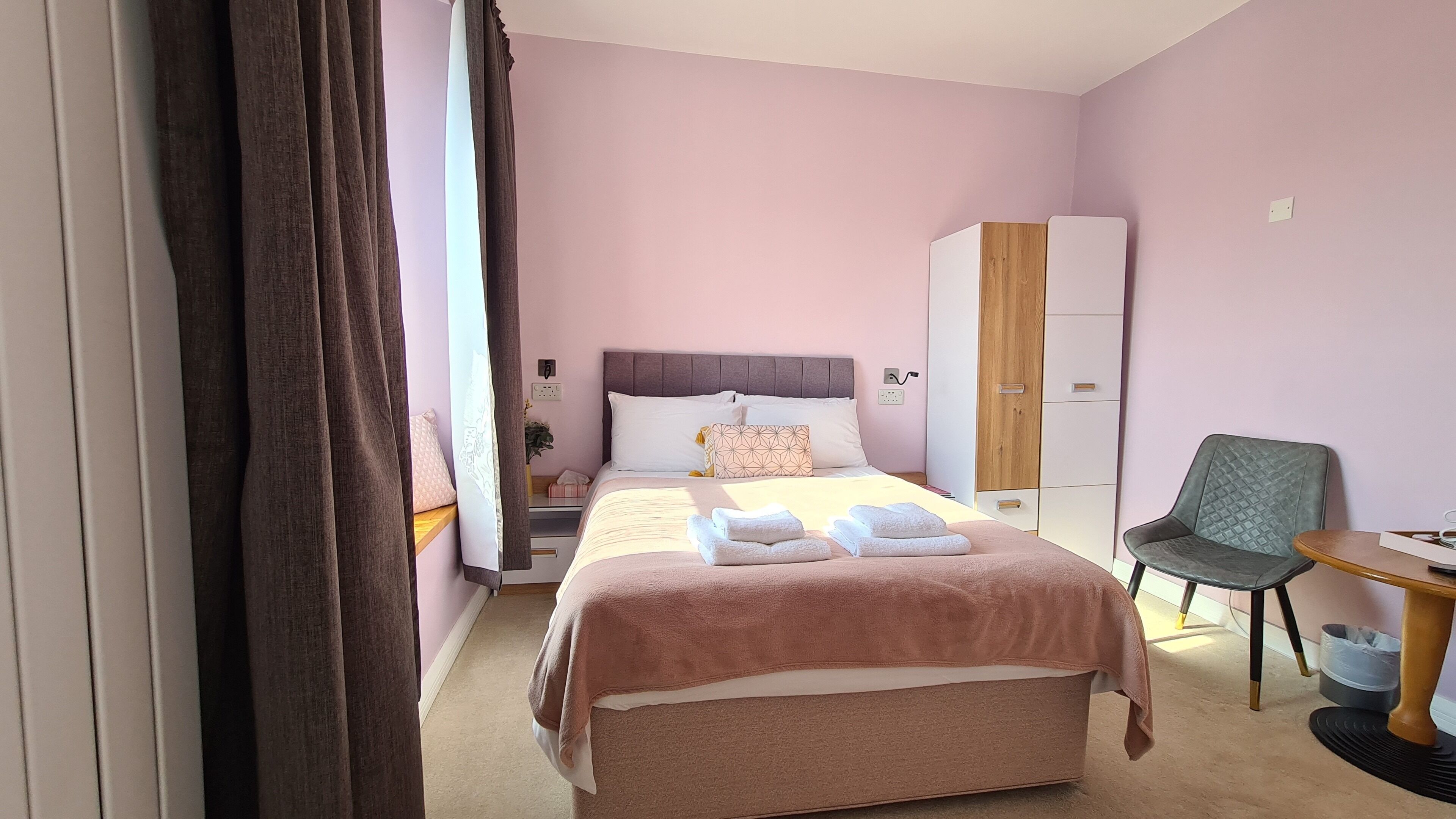 Comfort Double room with a bath | Hypo-allergenic bedding, pillow-top beds, desk, iron/ironing board