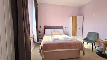 Comfort Double room with a bath | Hypo-allergenic bedding, pillow-top beds, desk, iron/ironing board