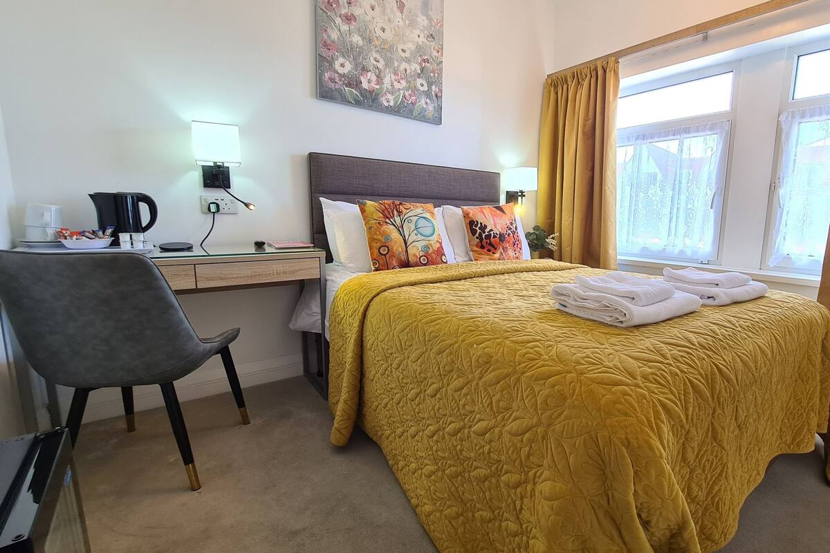 Comfort Double room with a Sea view | 防过敏的被褥、加厚床垫、办公桌、熨斗/熨衣板