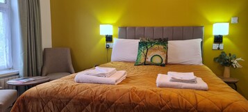 Literie hypoallergénique, surmatelas, bureau, fer et planche à repasser