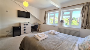 Hypo-allergenic bedding, pillow-top beds, desk, iron/ironing board - Torland Seafront Hotel (Paignton)
