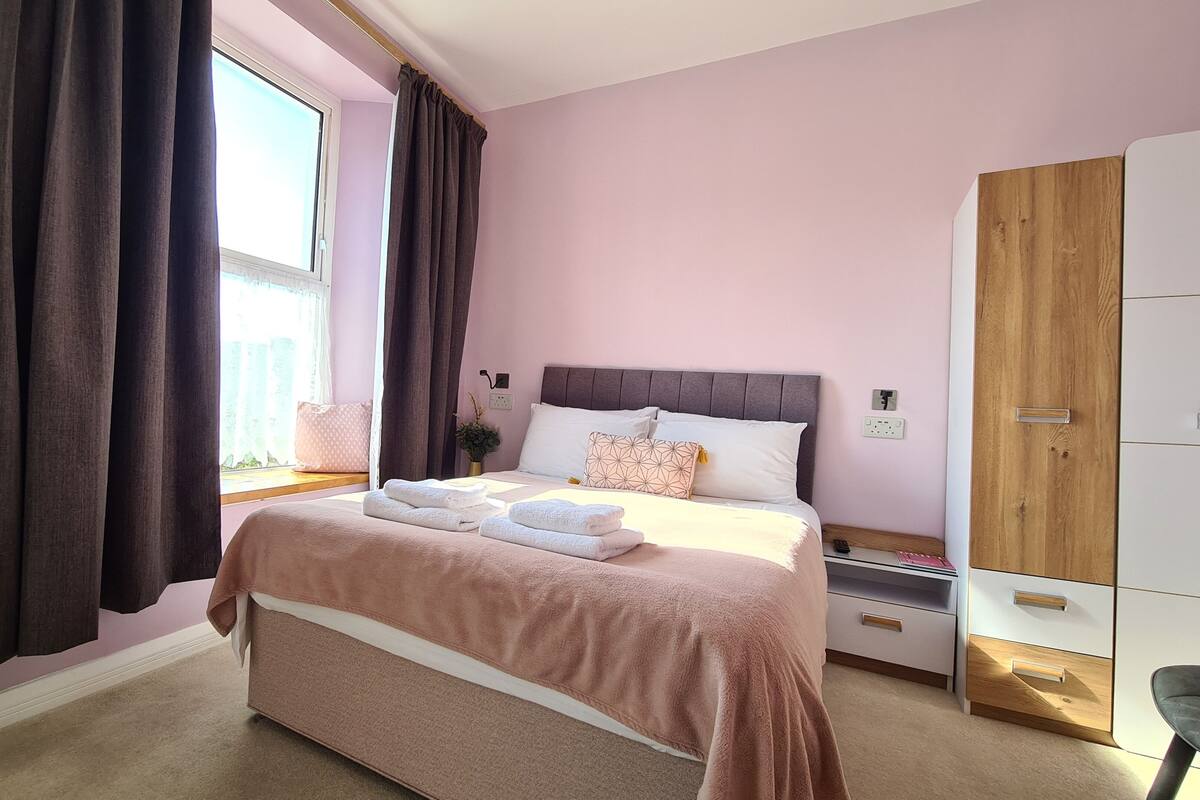 Comfort Double room with a bath | 防过敏的被褥、加厚床垫、办公桌、熨斗/熨衣板