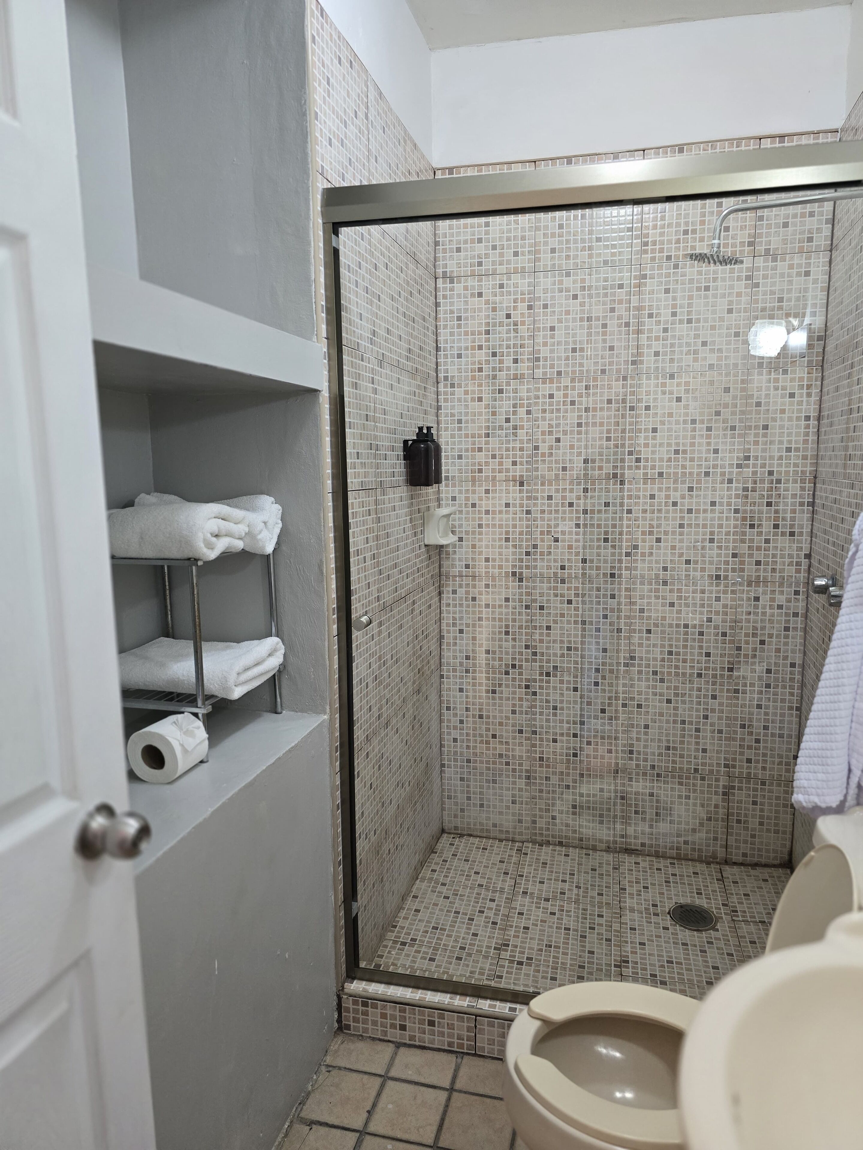 classic room | bathroom | shower, free toiletries, hair dryer, towels