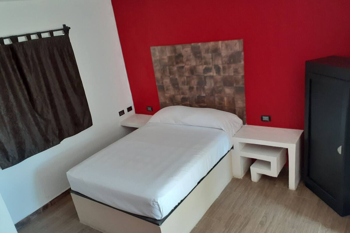 Basic Room | WiFi (free), individually decorated, individually furnished, bed sheets