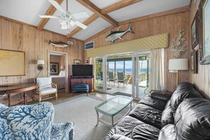 Fernseher, DVD-Player, Stereoanlage