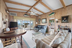 Fernseher, DVD-Player, Stereoanlage