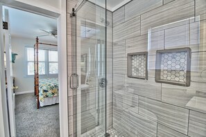 Ensemble baignoire-douche, séchoir à cheveux, serviettes fournies
