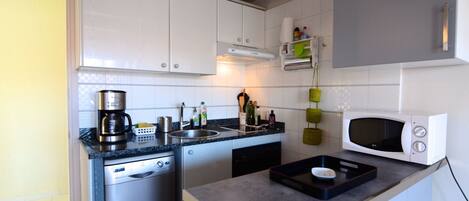 Fridge, microwave, oven, coffee/tea maker