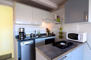 Kühlschrank, Mikrowelle, Ofen, Wasserkocher mit Kaffee-/Teezubehör