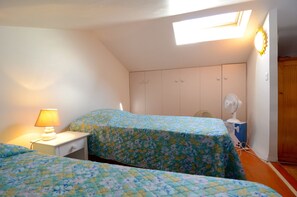 2 slaapkamers, een strijkplank/strijkijzer, beddengoed