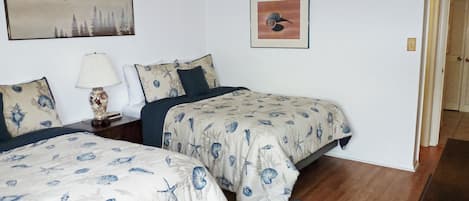 2 quartos, ferros/tábuas de passar roupa, berço de viagem