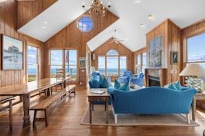 TV connectée, cheminée, lecteur de DVD, chaîne hi-fi