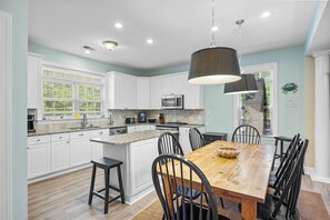 Dining - Private Pool Beach House, Dog Friendly, Easy Walk to Beach, Bike Path Nearby (Pawleys Island)