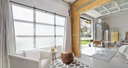 Upscale Hyde Park Urban Executive Suite w/ Loft
