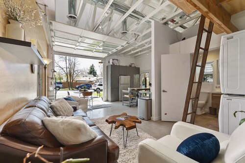 Upscale Hyde Park Urban Executive Suite w/ Loft