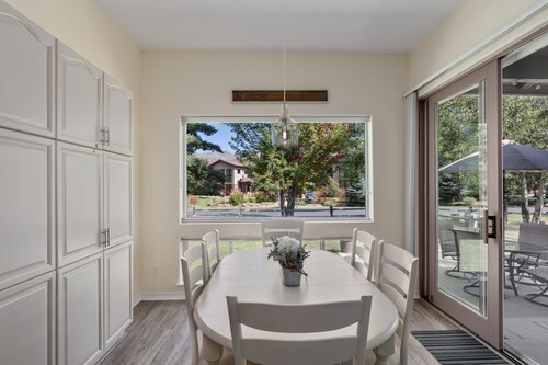 Hot Springs Close, Skiing 15 Min away, Retreat!