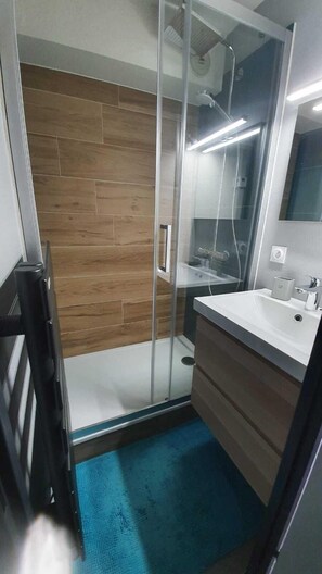 Bathtub, hair dryer