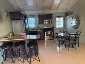 Mikrowelle, Ofen, Herdplatte, Wasserkocher mit Kaffee-/Teezubehör