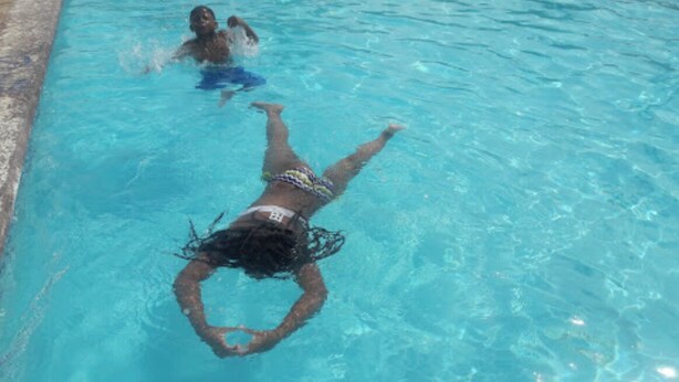 Ein Pool mit klarem, blauem Wasser.